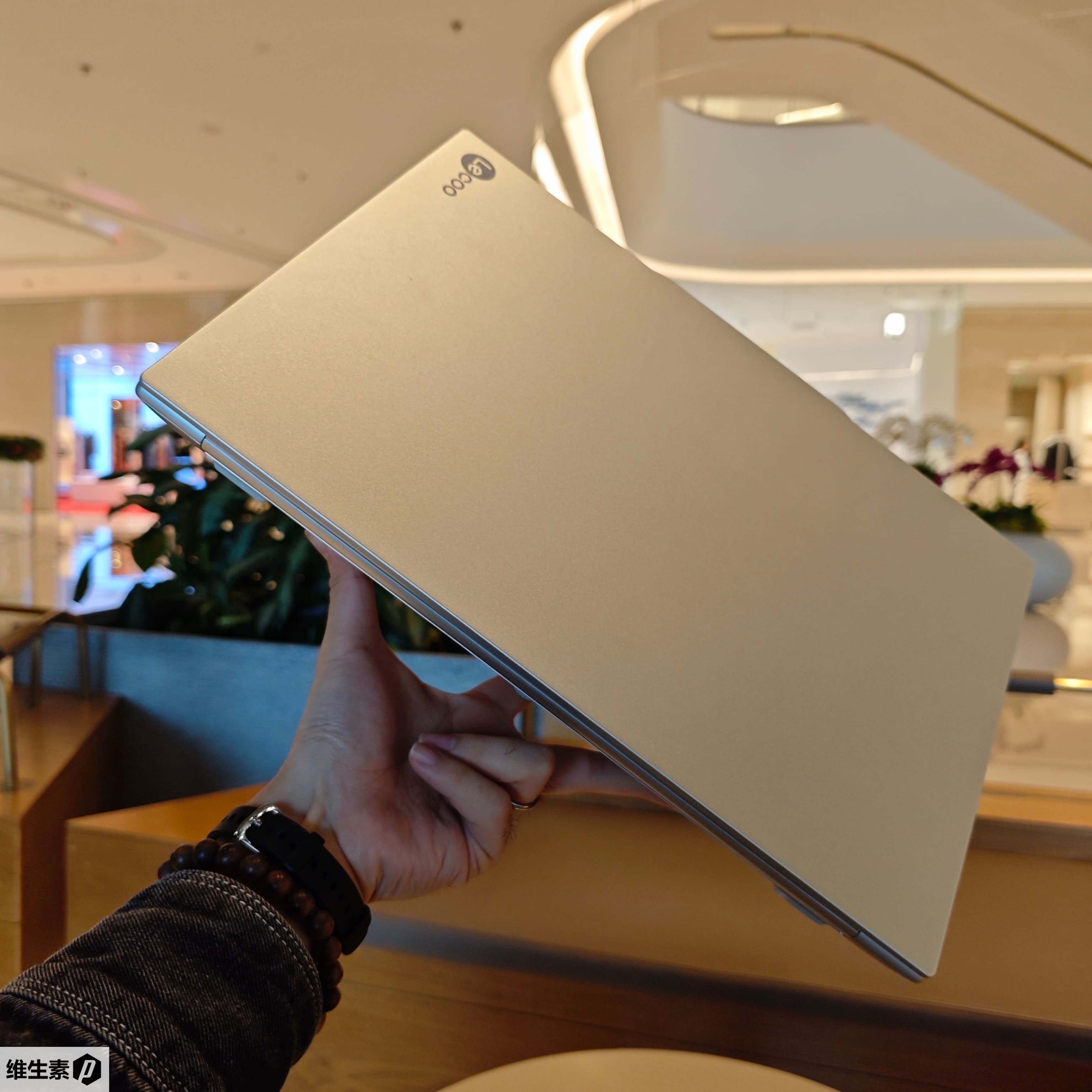 Only need three fingers to lift the laptop